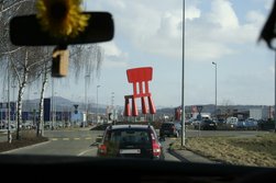IKEA Spreitenbach: Roter Stuhl im Kreisverkehr