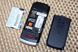 Offenes Motorola W230 mit SIM-Karte