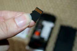 2 GB auf Fingernagelgröße
