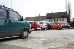 Bunte Mischung auf dem Schotterparkplatz